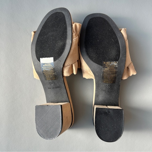NWT - Avon Cushion Walk Beige Ruffle Sandals Size 6 Heeled Nude Tan Block - Picture 4 of 5